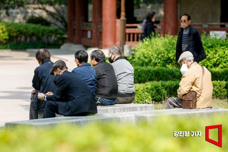 서울 종로구 탑골공원에서 장년 남성들이 삼삼오오 모여 있다. [사진=강진형 기자aymsdream@]