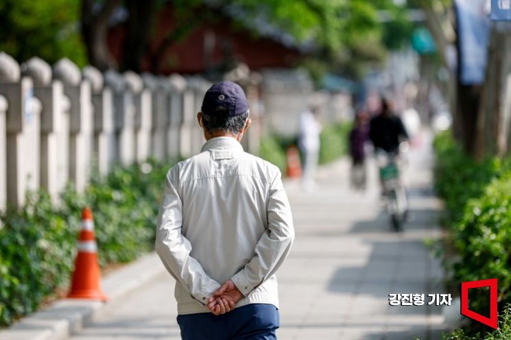 30일 서울 종로구 탑골공원 인근에 노인들이 거리를 거닐고 있다. 사진=강진형 기자aymsdream@