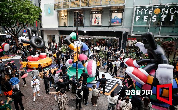 지난 달 30일 서울 중구 명동에서 열린 '명동 페스티벌' 공식 오프닝 세리머니에서 거리 퍼레이드가 진행되고 있다. [사진=강진형 기자]