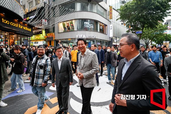 오세훈(오른쪽 두 번째) 서울시장, 김길성 중구청장, 정준호 롯데백화점 대표가 지난 달 30일 서울 중구 명동에서 열린 '명동 페스티벌' 공식 오프닝 세리머니에서 거리 퍼레이드에 참여하고 있다. 사진=강진형 기자aymsdream@