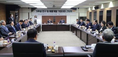 농림축산식품부는 4월 27일 에이티(aT) 센터에서 가루쌀 연구 및 제품개발 식품기업이 참여하는 '가루쌀 산업 활성화 간담회'를 개최했다.