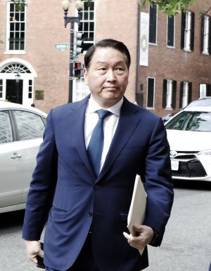 최태원 SK그룹 회장이 지난달 25일(현지시간) 미국 워싱턴DC에서 열린 투자신고식 및 한미 비즈니스 라운드 테이블 참석을 위해 미 상공회의소로 입장하고 있다. 사진제공=SK그룹