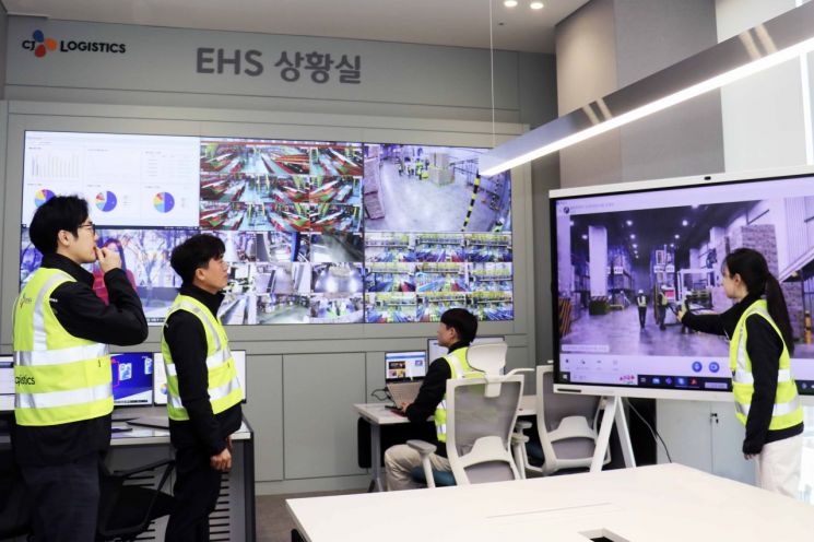 CJ대한통운 EHS상황실. 사업장에 설치된 폐쇄회로(CC)TV를 연계해 전국에 흩어진 현장 상황을 한눈에 모니터링할 수 있는 일종의 통합관제센터다.＜사진제공:CJ대한통운＞ [이미지출처=연합뉴스]