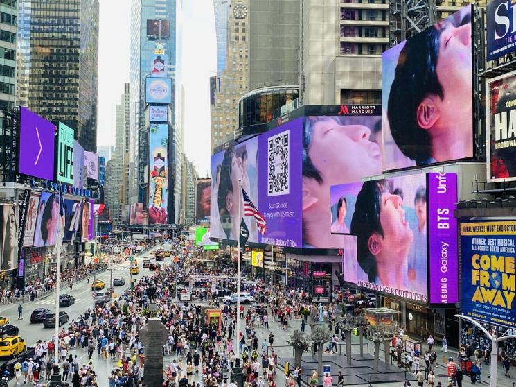 10일(현지시간) 미국 뉴욕시 타임스스퀘어에서 처음 공개된 삼성전자와 방탄소년단(BTS)의 '갤럭시Z 플립4 X BTS' 협업 영상. [사진출처=연합뉴스]