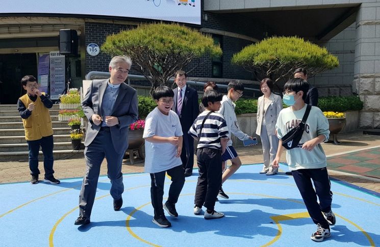마산박물관 야외광장에서 조명래 제2부시장이 어린이들과 함께 신나게 놀고 있다.
