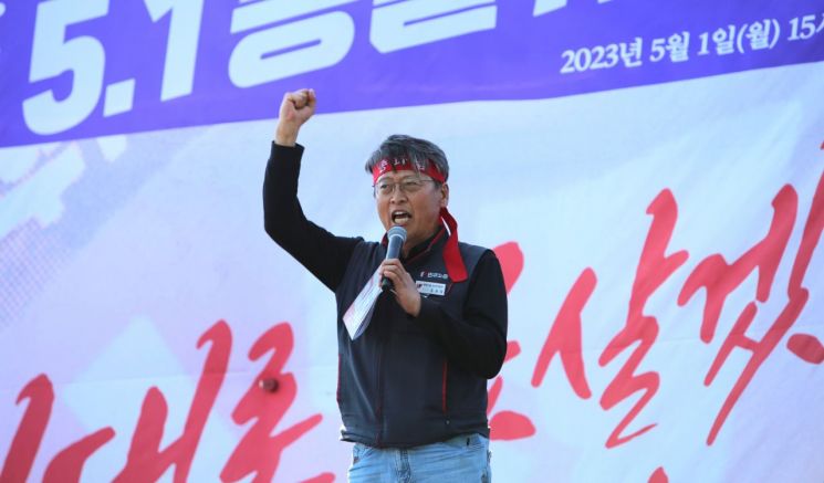 조형래 민주노총 경남본부장이 단상에서 발언하고 있다. [사진=이세령 기자]