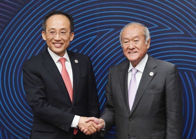 추경호 경제부총리 겸 기획재정부 장관(왼쪽)과 스즈키 슌이치 일본 재무장관.