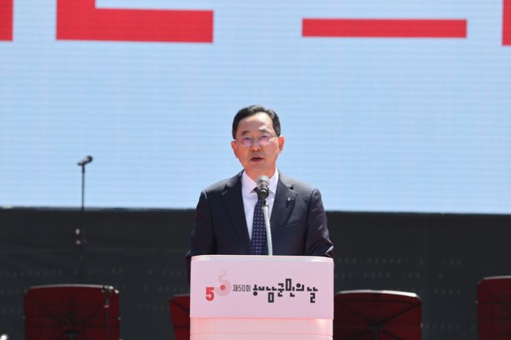 명현관 해남군수가 군민의 날 기념사를 하고 있다. [사진제공=해남군]