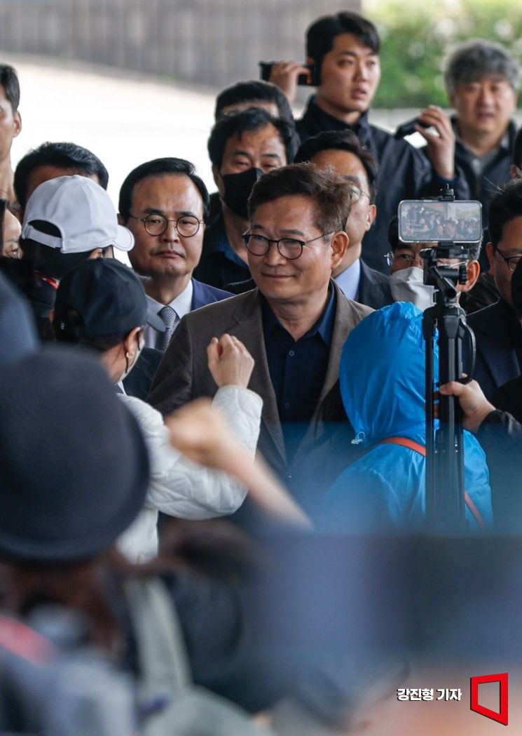 더불어민주당 2021년 전당대회 돈봉투 의혹의 핵심 피의자로 지목된 송영길 전 대표가 2일 서울 서초구 서울중앙지검에 자진 출두하고 있다. 사진=강진형 기자aymsdream@