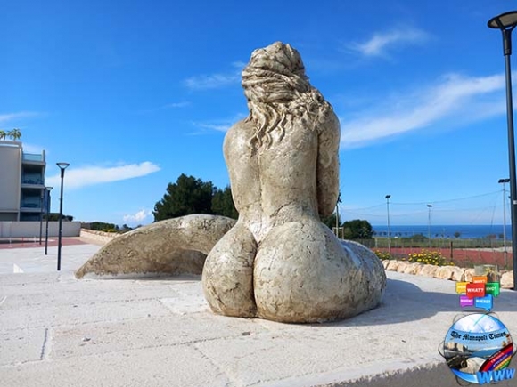 해당 조각상은 모노폴리의 루이지 로소 예술학교 학생들이 만든 것으로 아직 정식 개관이 되지 않았다. 그러나 설치 당시 사진이 사회관계망서비스(SNS)에 퍼지면서 논란의 중심에 서게 됐다.[사진출처=페이스북]