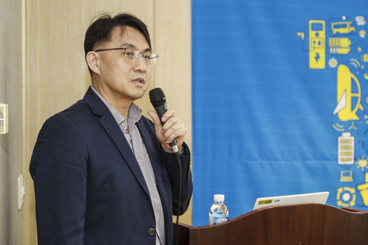 백창인 현대차 통합안전개발실장이 2일 심포지엄에서 발표하고 있다.＜사진제공:한국자동차기자협회＞