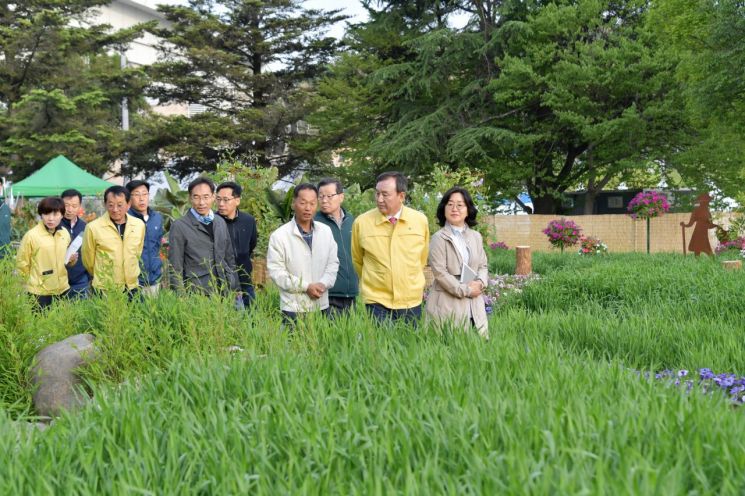 2일 이병노 담양군수가 이른 아침 대나무축제장 현장 안전 점검을 하고 있다.  [사진제공=담양군]