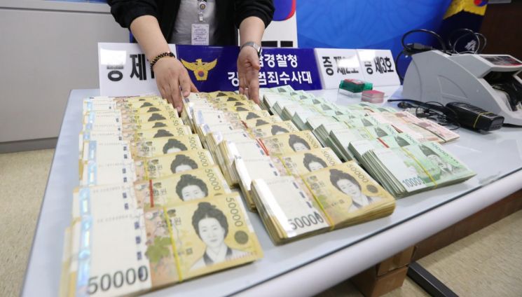 불법 도박사이트 운영자 추징금 31억→100만원… 대법 "특정된 범죄수익만 추징 대상"