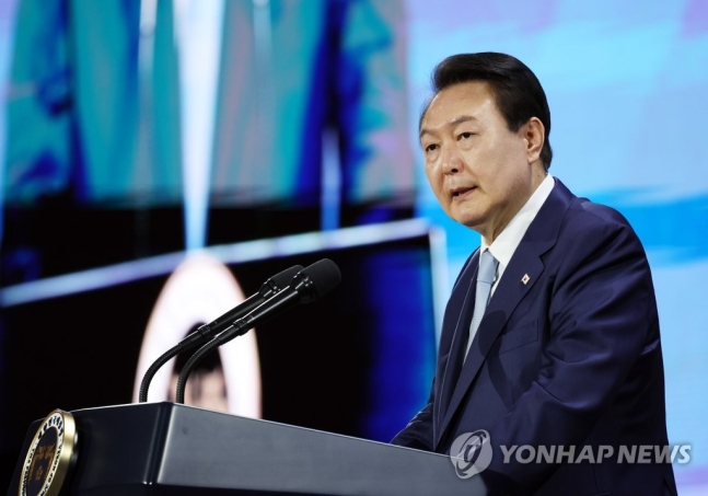 윤석열 대통령이 3일 인천 송도 컨벤시아에서 열린 제56차 아시아개발은행(ADB) 연차총회 개회식에서 축사하고 있다. [사진출처=연합뉴스]