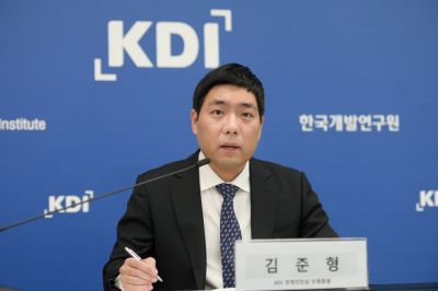 김준형 KDI 경제전망실 부연구위원이 3일 정부세종청사에서 '최근 경상수지 변동요인과 시사점'을 설명하고 있다.