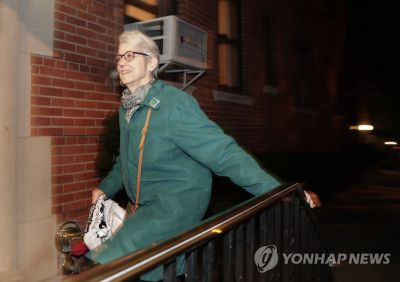 자신의 아파트로 들어가고 있는 제시카 리즈의 모습 [사진출처=연합뉴스]