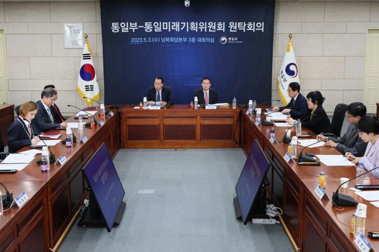 3일 오전 서울 종로구 남북회담본부에서 통일부 장차관-통일미래기획위원회 위원장단 원탁회의가 열리고 있다. [이미지출처=연합뉴스]