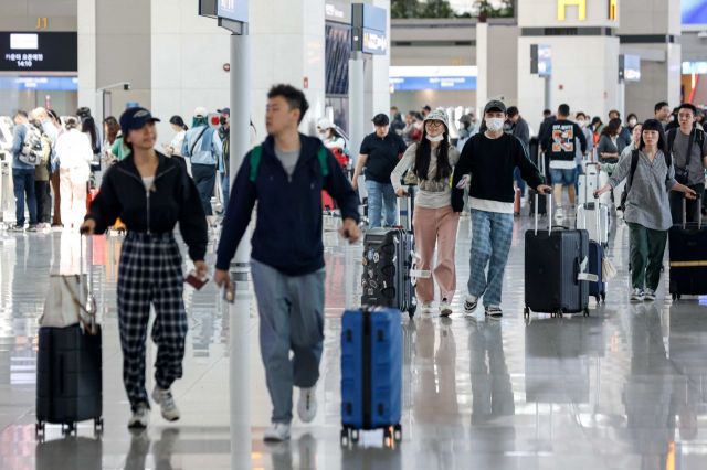 인천국제공항 제1여객터미널이 해외여행을 떠나려는 여행객들로 북적이고 있다. 사진=강진형 기자aymsdream@