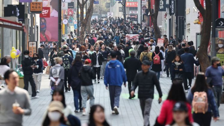 지난 3월 서울 중구 명동에서 외국인 관광객들이 거리를 걷고 있다. [이미지출처=연합뉴스]