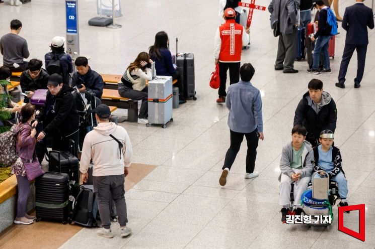 지난 3일 인천국제공항 제1여객터미널에서 관광객들이 입국하고 있다. 사진=강진형 기자aymsdream@