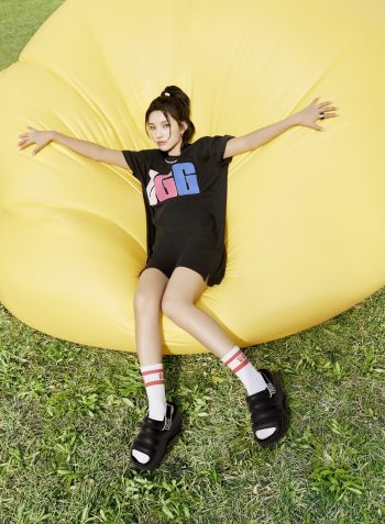 신세계인터내셔날이 수입·판매하는 어그(UGG)는 이달부터 인기 아이돌 그룹 ‘(여자)아이들’의 멤버 ‘소연’(사진)을 국내 전속 모델로 발탁하고 본격적인 여름 마케팅에 나선다고 4일 밝혔다. [사진제공=신세계인터내셔날]