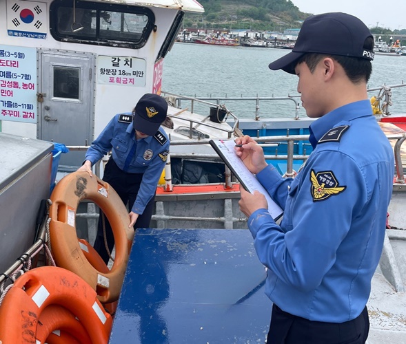 목포 북항에 계류된 관내 낚시어선 대상 안전합동점검을 하고 있다. [사진제공=목포해양경찰서]