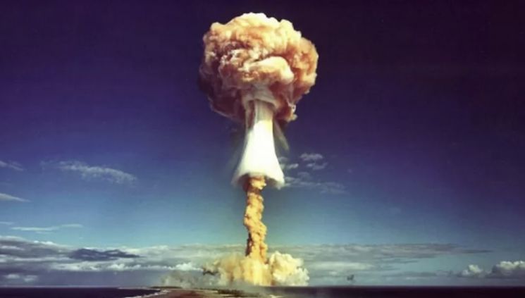1971년 프랑스령 폴리네시아 무루로아 환초 지역에서 수행된 핵실험 모습.