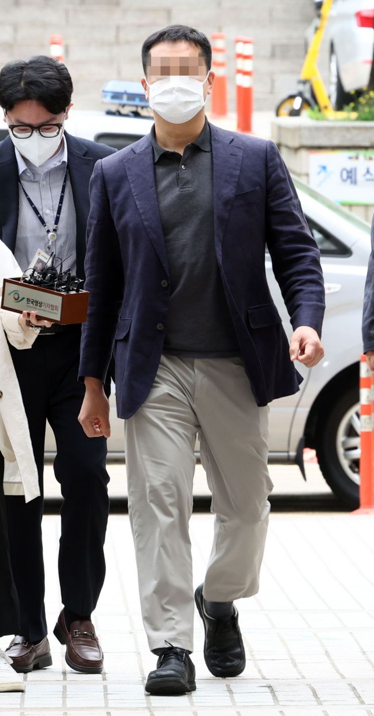 Jo Woo-hyung, who is suspected of being the actual owner of Cheonhwa-dongin No. 6, a private developer of Daejang-dong development company Hwacheon Daeyu Asset Management, attends a pre-arrest interrogation (warrant review) held at the Seoul Central District Court in Seocho-gu on the morning of the 4th. [이미지출처=연합뉴스]