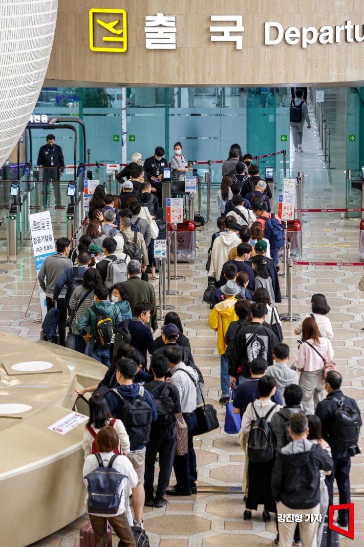 근로자의 날과 어린이날까지 포함된 황금연휴가 이어지고 있는 4일 서울 강서구 김포공항 국제선에서 여행객들로 붐비고 있다. 사진=강진형 기자aymsdream@