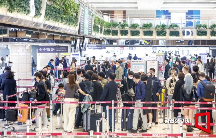 근로자의 날과 어린이날까지 포함된 황금연휴가 이어지고 있는 4일 서울 강서구 김포공항 국제선에서 여행객들로 붐비고 있다. 사진=강진형 기자aymsdream@