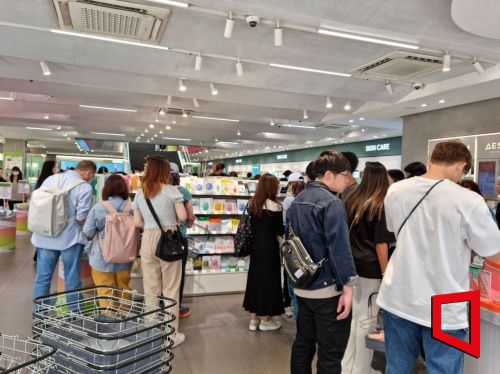 3일 서울시 중구 명동의 한 뷰티편집숍에서 외국인 관광객들이 쇼핑하고 있다. 사진=아시아경제 문혜원 기자