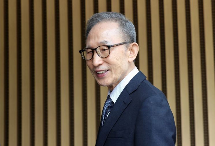 이명박 전 대통령이 4월26일 오후 서울 강서구 LG아트센터에서 유인촌 전 문화체육관광부 장관이 주연을 맡은 연극 '파우스트' 관람을 위해 이동하고 있다. [이미지출처=연합뉴스]
