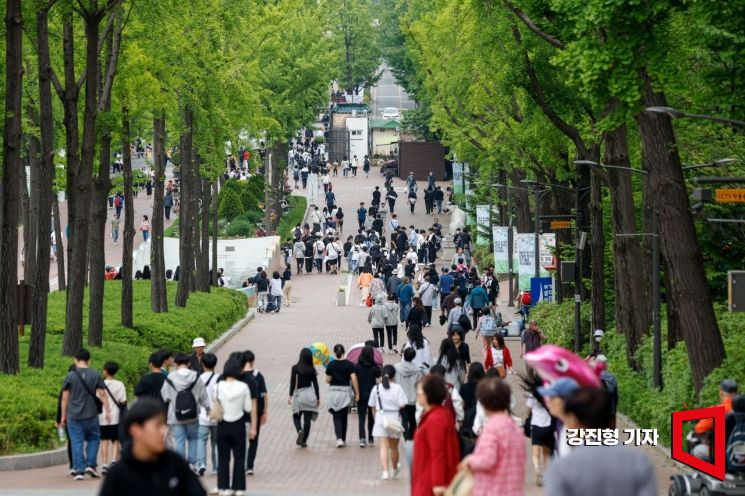 어린이날 연휴를 하루 앞둔 5월4일 서울 광진구 어린이대공원을 찾은 시민들로 북적이고 있다. 사진=강진형 기자aymsdream@