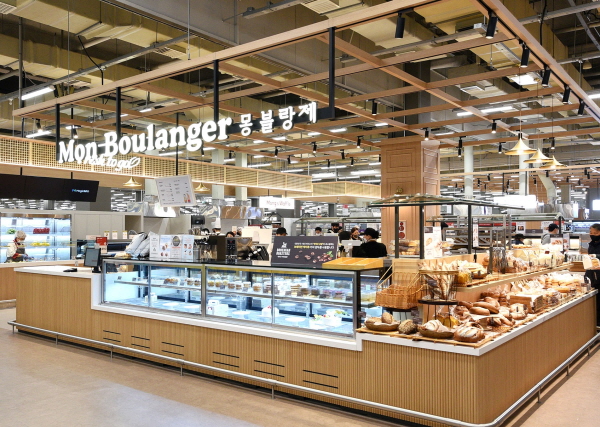 홈플러스 몽블랑제 베이커리에서 빵을 판매하고 있다. [사진제공=홈플러스]