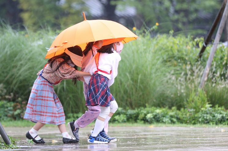 같이 쓰는 우산 [이미지출처=연합뉴스]