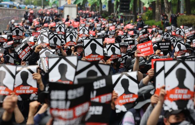 4일 오후 서울 용산 대통령실 인근 한강대로에서 민주노총 건설노조 관계자 등이 정부규탄 총력투쟁 결의대회를 하고 있다. [이미지출처=연합뉴스]