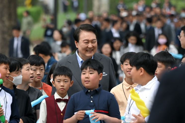 尹 "세계 최고 수준 양육환경 만들겠다"…청와대서 어린이날 행사