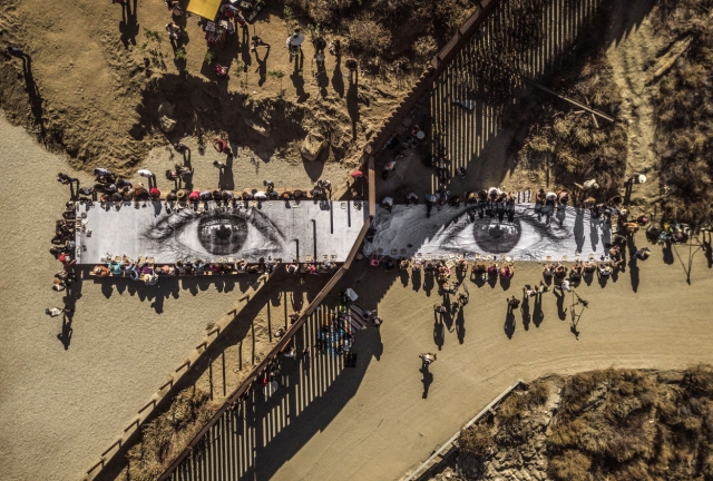 Migrants, Mayra, Picnic across the Border, Tecate, Mexico-U.S.A, Installation image, 2017. ? JR-ART.NET [사진제공 = 롯데뮤지엄]
