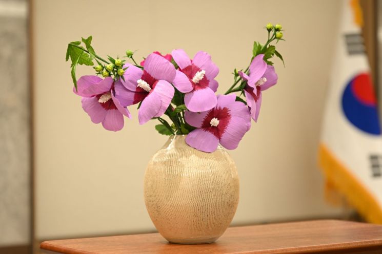 尹 야구액자, 金여사 사파이어 목걸이…방미 선물 공개