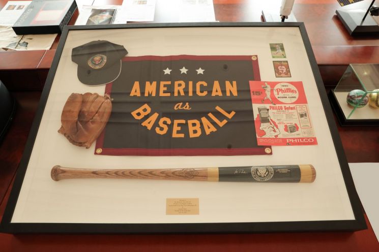 尹 야구액자, 金여사 사파이어 목걸이…방미 선물 공개