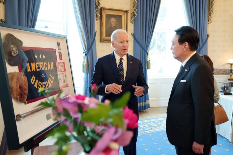 尹 야구액자, 金여사 사파이어 목걸이…방미 선물 공개