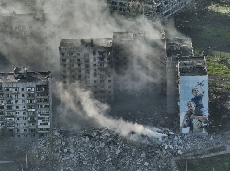 우크라이나 전쟁 최대 격전지인 동부 도네츠크주 바흐무트의 파괴된 건물에서 연기가 피어오르고 있다. [사진=바흐무트 AP/연합뉴스]