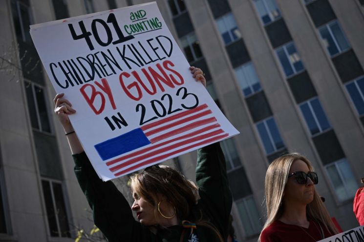 미국 테네시주 내슈빌 주민들이 총기 규제를 촉구하며 시위하고 있다. [사진=내슈빌 AFP/연합뉴스]