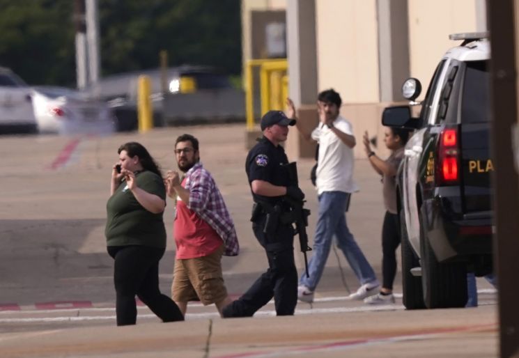 텍사스주 앨런에서 발생한 쇼핑몰 총기 사고로 시민들이 대피하고 있다. [이미지출처=AP연합뉴스]