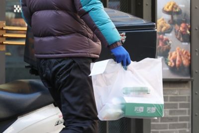 서울시내에서 한 배달원이 음식을 배달하고 있다 [이미지출처=연합뉴스]