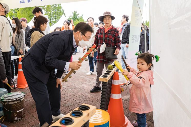 김경호 광진구청장이 아이들과 폐품으로 만든 악기를 체험하는 시간을 가졌다.