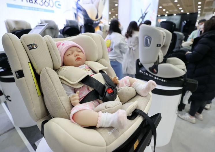 지난 2월 9일 서울 강남구 코엑스에서 열린 '베페 베이비 페어'에서 관람객들이 카시트를 살펴보고 있다. 사진은 기사의 특정 내용과 관련 없음. [사진출처=연합뉴스]