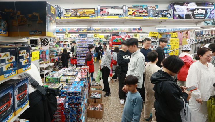 어린이날 붐비는 장난감 가게 [사진출처=연합뉴스]