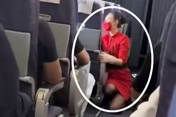 중국 항공사의 여승무원이 원피스 차림으로 무릎을 꿇은채 장시간 승객을 응대해 논란이 일고 있다. [사진출처 = 웨이보]