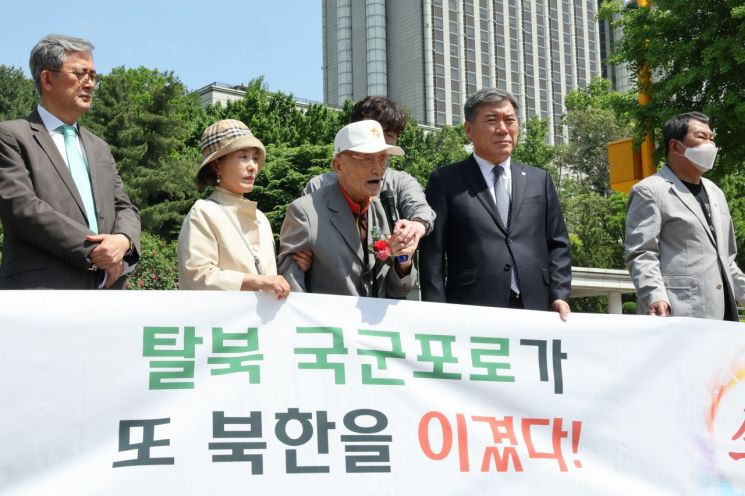 한국전쟁 때 북한에 잡혔다가 탈북한 국군 포로 김성태 씨가 8일 오전 북한을 상대로 한 손해배상 소송에서 승소 후 서울 서초동 법원삼거리에서 열린 기자회견에서 소감을 말하고 있다. [이미지출처=연합뉴스]